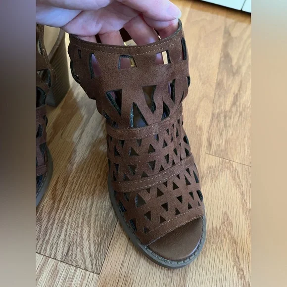 Soda-Brown Laser Cut Geometric Sandal Heels. size 10. - Picture 8 of 9